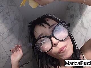 马里卡穿性感内衣镜前自慰