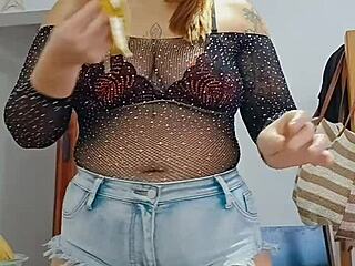 fazendo live com um shorts socado no cu - you think that's hot enough for more?