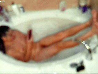 獨自男孩浴室泡泡浴自摸放鬆