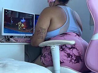 Gaming Session Turns Embarrassing For Curvy Brunette In Leggings Online