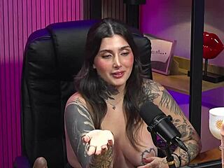 Peituda gostosa showing off big tits and ass 😍