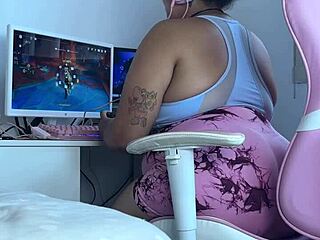 Gaming Session Turns Embarrassing For Curvy Brunette In Leggings Online