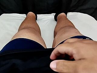 vi minha ex se masturbando e deixando sua bucetinha apertadinha toda molhadinha e fui bater uma punheta no pinto pequeno