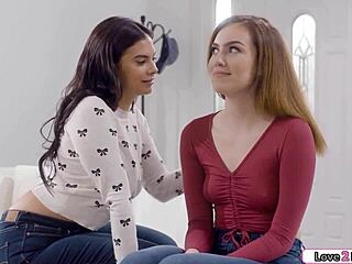 大学生妹玩游戏舔毛逼女同行动