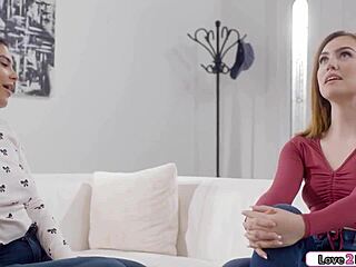 大学生妹玩游戏舔毛逼女同行动