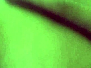 peituda safada chupa uma rola grossa em quanto os peitos balançam