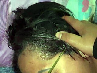 mi madrastra madura infiel hablando con mi padre mientras me la follo