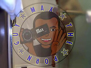 大屁股大奶黑妞给巨黑屌湿漉口交！