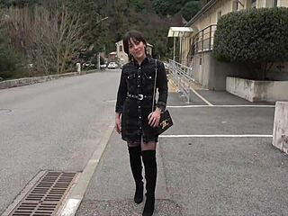 i'm mania, 20 years old, working as a dental assistant in ventabren 13, enjoying everyday life