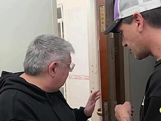 吝啬老公让我付小费 我湿屄勾引邻居舔到猛操高潮