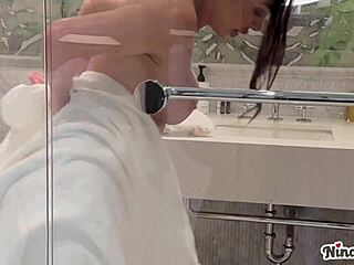 抓到饥渴熟女Nina Dolci慢慢撸铃童大屌