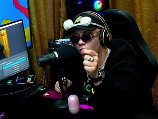 Didy Reis Shows Beautiful Breasts in Podcast Suck