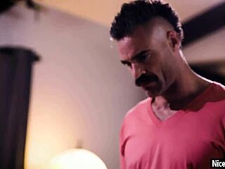 女同热玩后卡拉·库什和亚历克斯·科尔共享巨屌