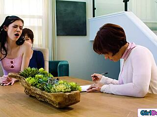 快拿你熟女妈咪的假阳具社工要来了