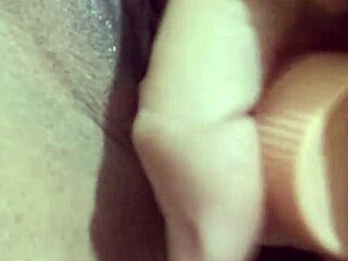 Gozei bastante depois que flagrei minha amiga no banheiro tocando uma siririca e brincando com sua bucetinha gostosa