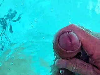 je me branle dans la piscine 3