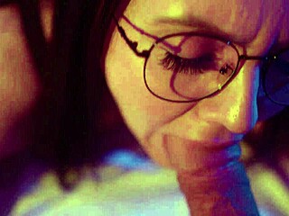 变态男尿脸美熟女后爆菊巨屌征服