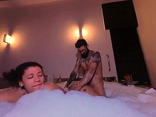 fudendo a gostosa da marybutt na hidro com cunilingus molhado