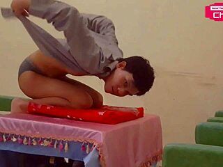 饥渴中国骚狐用香蕉扣屄给粉丝看