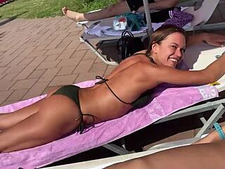 饑渴妹子公共泳池濕透女同志接吻指姦