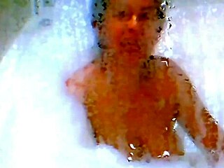 精液狂喷按摩浴缸，阿加拉巴斯晃自然大奶！