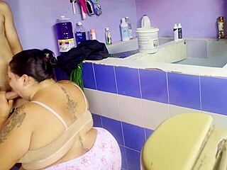 饥渴女友服装区偷干老板