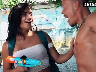 嘿巨乳背包客怎这么骚 旅社员工吸吮骑乘大奶晃荡